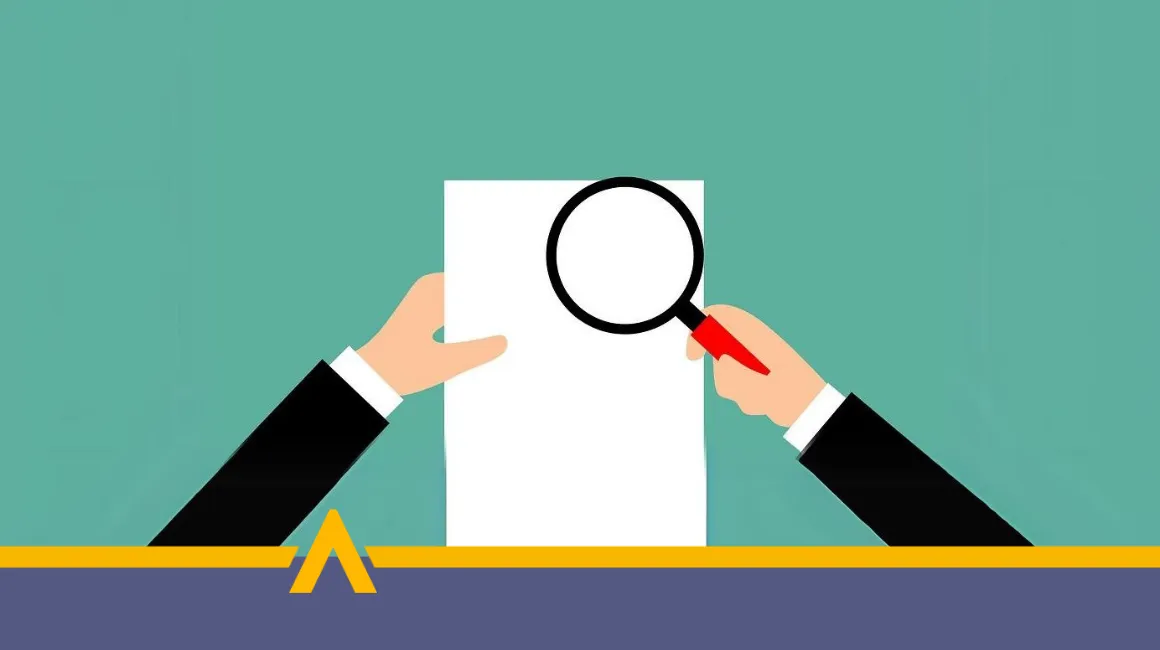 Rysunek przedstawiający dwie dłonie trzymające kartkę papieru i lupę na zielonym tle